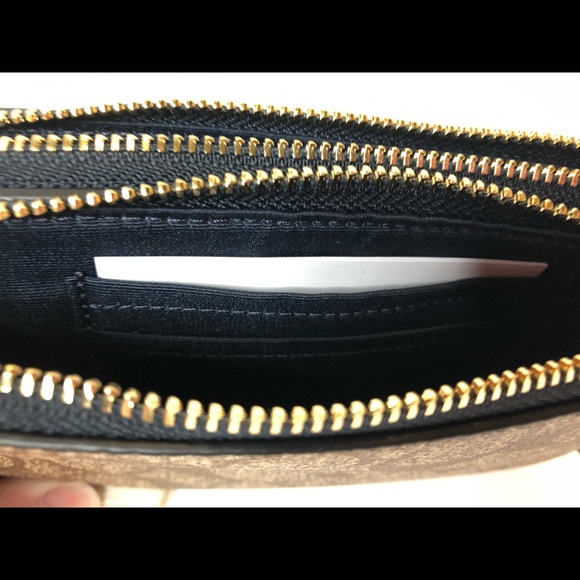 ****SOLD****Signature Coach wristlet in canvas - Picture 4 of 4